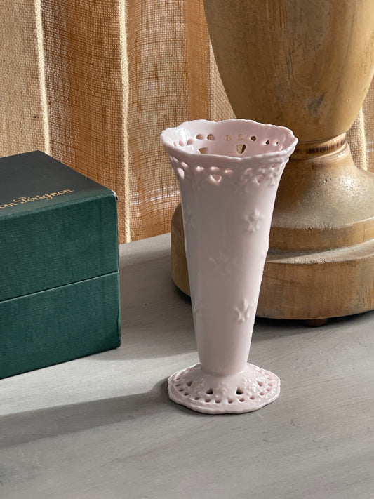 (vintage) lace ceramic vase