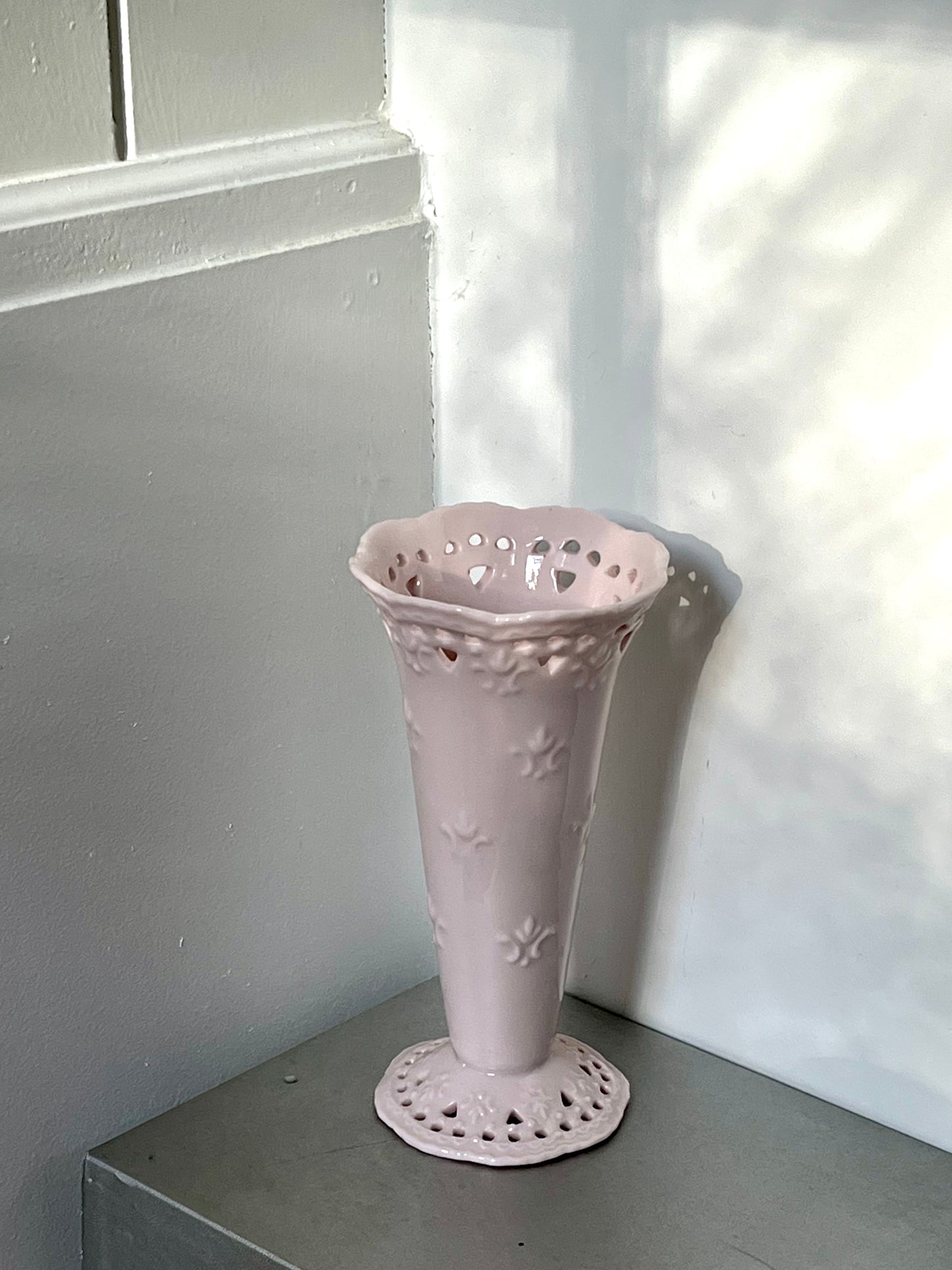 (vintage) lace ceramic vase